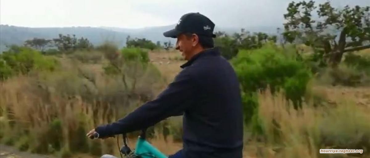 مشهد غير مألوف.. وزير سعودي يقود دراجة بسروال قصير