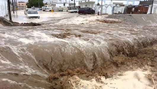 الاتهامات بالفساد وضعف البنى التحتية تتجدد مع سيول المملكة.. ووزير البلديات: نحتاج 4 سنوات