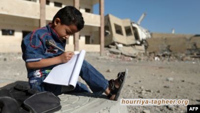 أطفال يمنيون يتعلّمون في العراء في غياب المدارس