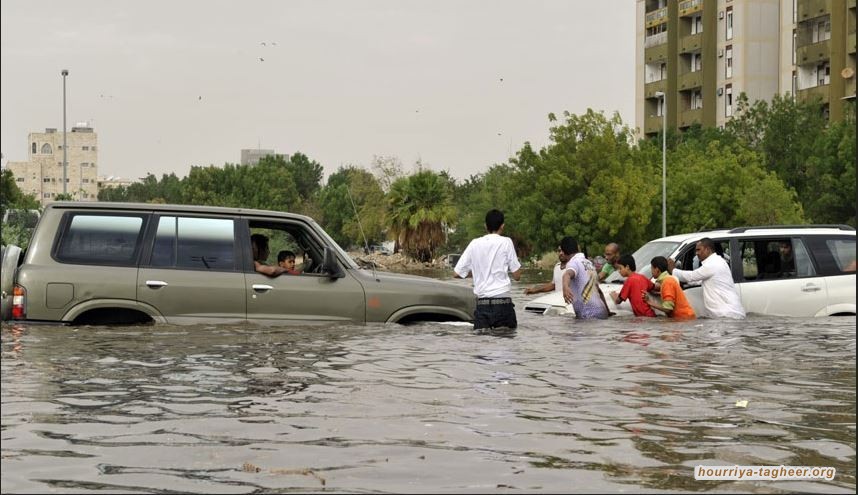غرق سيارات بعد هطول الأمطار الغزيرة في الدمام