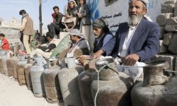 العملة والخبز والغاز .. نذر ثورة جياع في اليمن