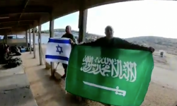 إسرائيلي يرفع علم السعودية ويتمنى زيارتها
