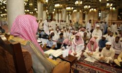 أخر فضايح الاسلام السعودي شاهد هذا الامام ماذا فعل بالمسجد