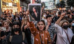 أتلانتيك: لماذا تلتزم السعودية الصمت حيال المظاهرات الإيرانية