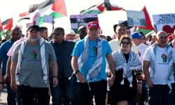 رئيس كوبا يقود مسيرة دعما لفلسطين... ماذا عن سلمان خائن الحرمين