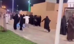 لحظة التحرش بفتاة سعودية في مكان مزدحم ورد فعلها لافت