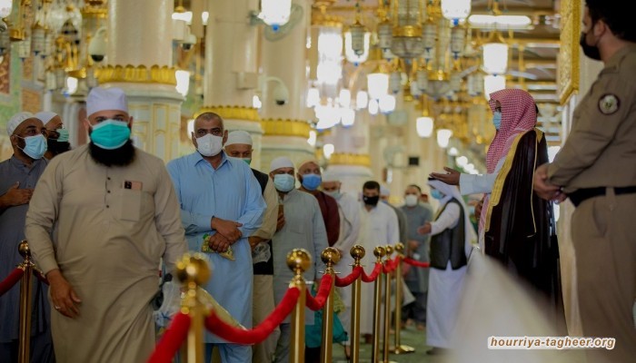 للمرة الأولى منذ إغلاق كورونا.. زوار من خارج السعودية يصلون إلى المسجد النبوي