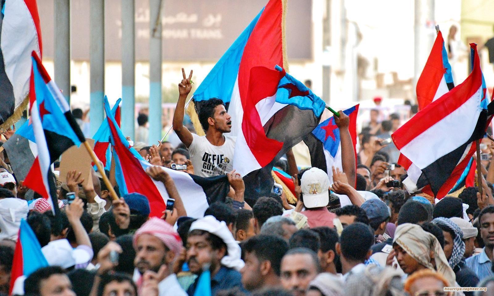 اليمنيين يحرقون العملة السعودية خلال تظاهرتهم