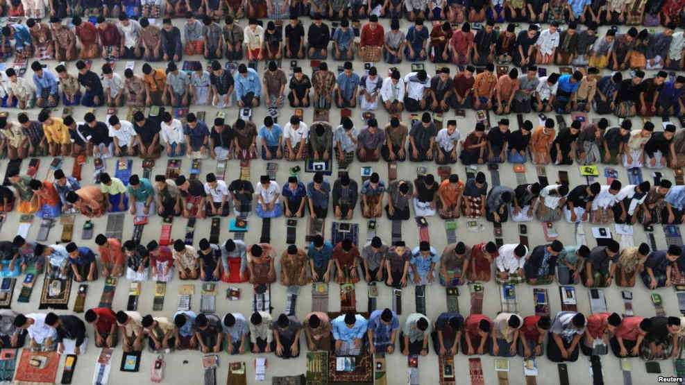 “فويس أوف أمريكا” يهاجم السعودية: وهابية آل سعود تنخر في جسد إندونيسيا