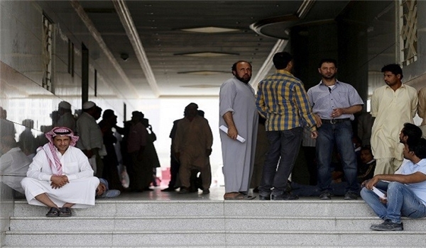 50 ألف عامل في السعودية يحتجون على إنهاء عقودهم