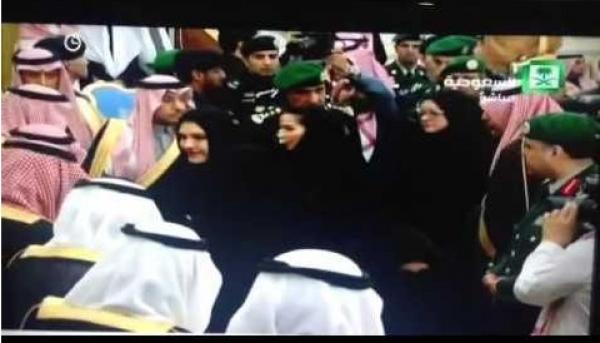 امراة تقبل الملك والاعلام يتخبط