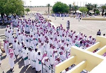  وزارة العمل.. وفصل السعوديين !!