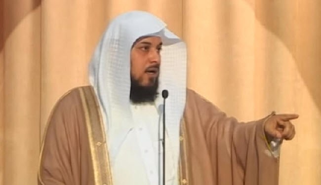 بعد تغريداته الغريبة عن اليمن... نشطاء للعريفي: "على مَنْ تضحك يا شيخ"!