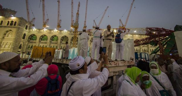 قاضي مكلف بقضية “رافعة الحرم” يضع ملفات الدعوى بخزائن حديدية