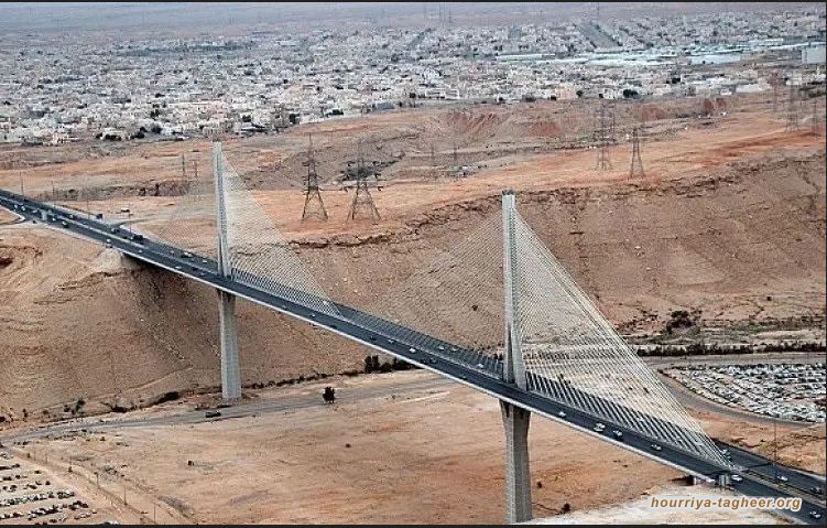 سقوط قطعة إسمنتية كبيرة من جسر معلق على سيارة وتخلف ضحايا