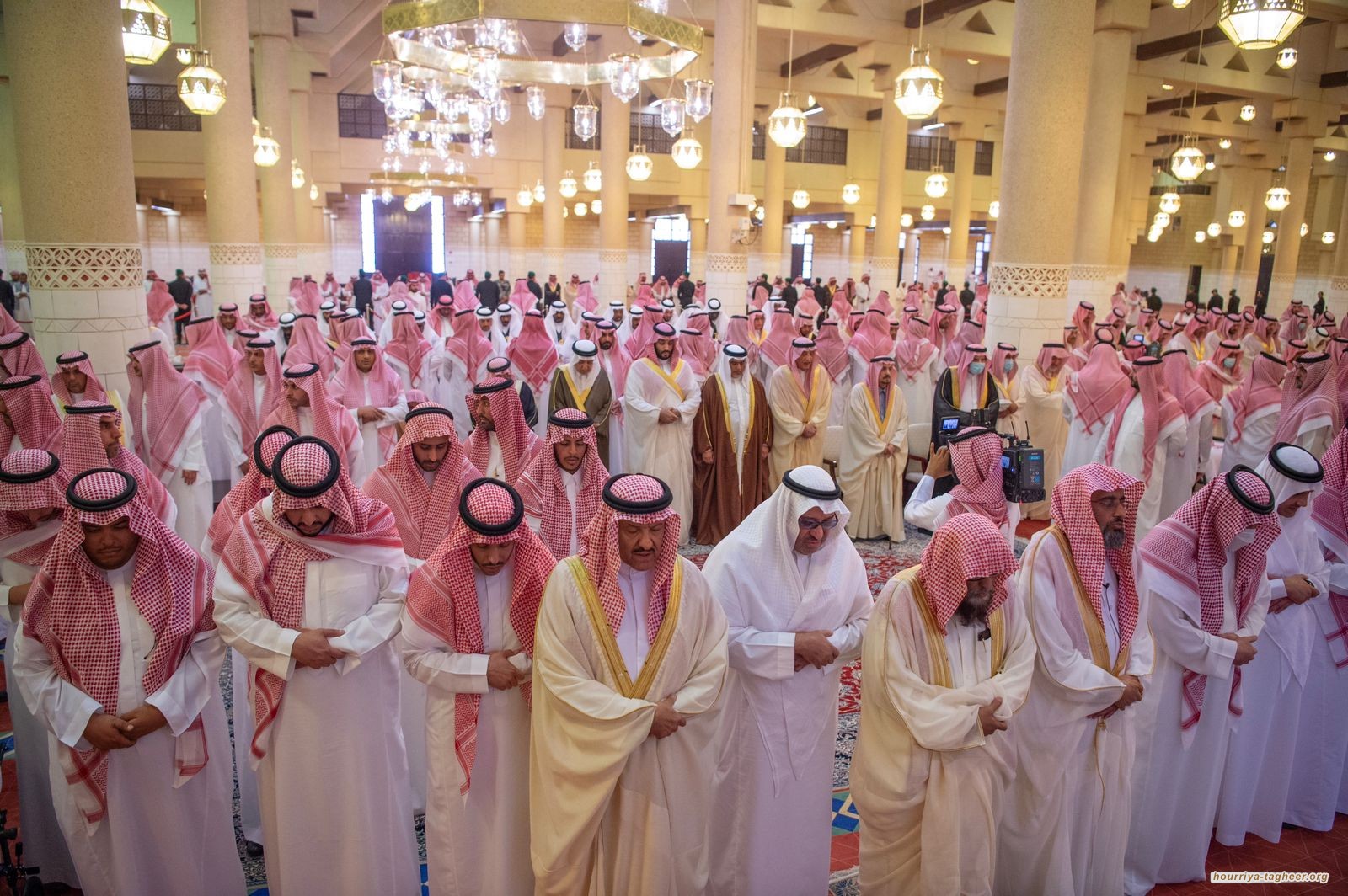 ابن سلمان مرعوب جداً أثناء جنازة عمته الجوهرة