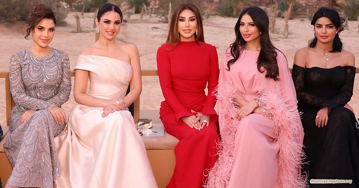 السلطات السعودية تقيم معرض أزياء فاضح في مدائن صالح