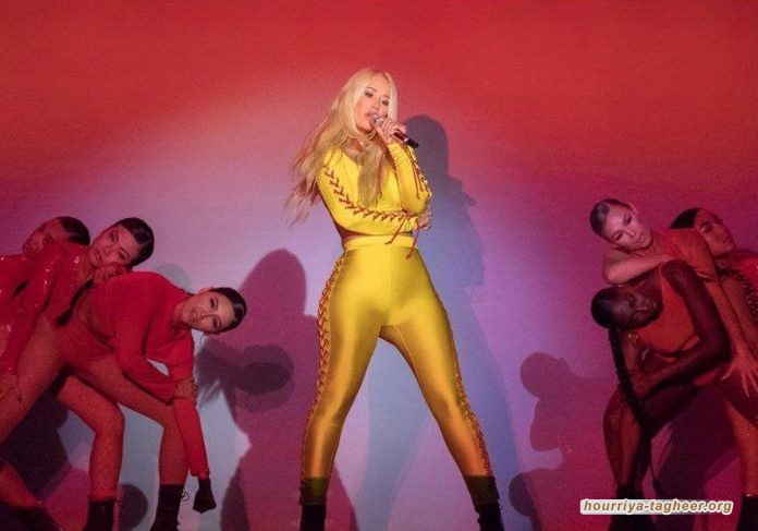 المغنية والممثلة الإباحية “إيجي أزاليا” تمزّق بنطالها خلال العرض وتحول حفلها لفضيحة