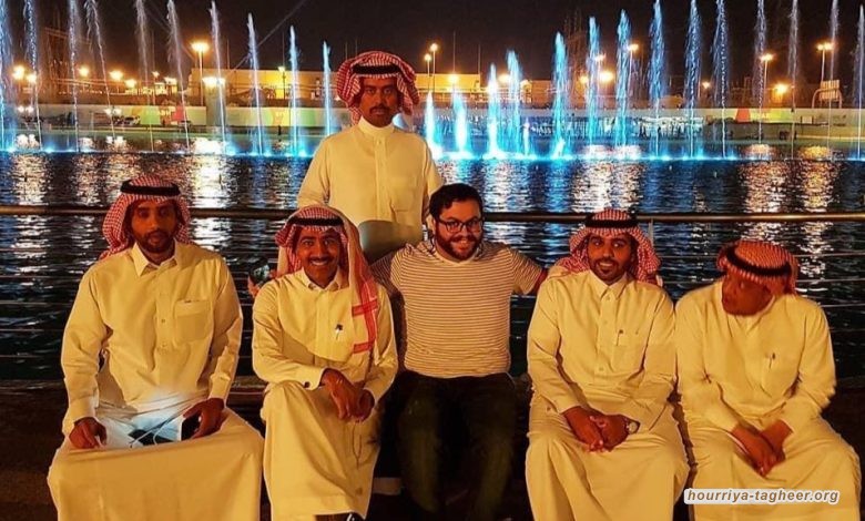 إسرائيلي يتوسط أصدقائه السعوديين ومغردون: (خمسة سادسهم كلبهم)