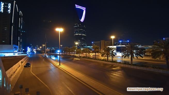 فتاة شقراء ومسدس في شوارع المملكة