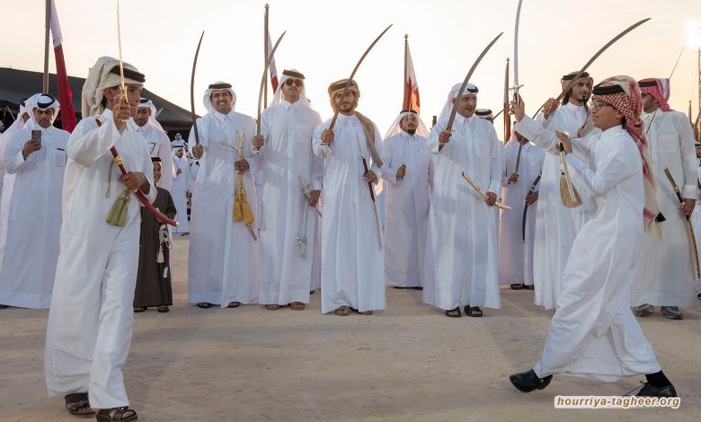 فتاة سعودية تحاول مشاركة الرجال في أداء رقصة العرضة