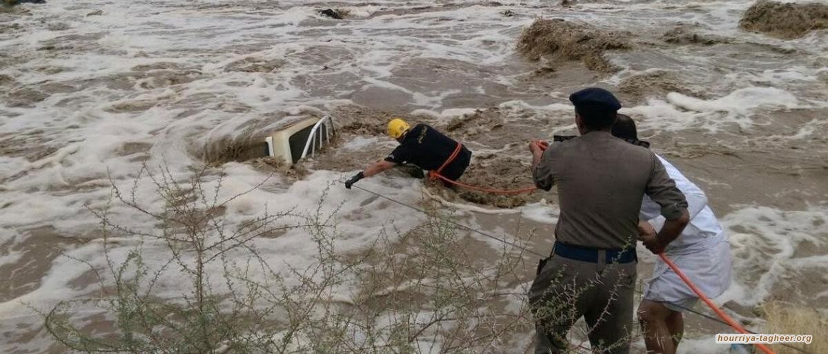 شاب سعودي يخاطر بحياته لإنقاذ طفل جرفته السيول