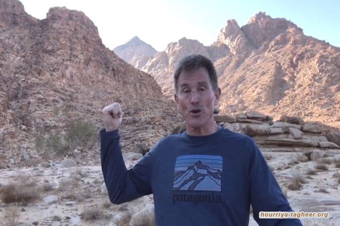 “هنا تكلم موسى مع الله”.. برعاية ابن سلمان: يهودي انجيلي في أرض الحرمين يروج للسياحة الدينية في منطقة تبوك ويسمي “جبل اللوز” بجبل “سيناء” الحقيقي.