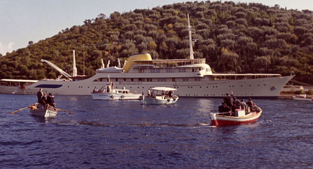 أميرات وأمراء سعوديون بملابس البحر على يخت ثمنه 160 مليون دولار