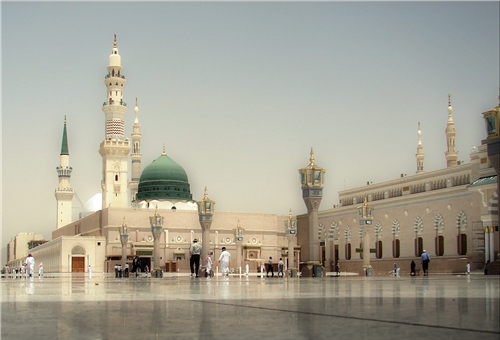 إفتاء مصر: الاحتفال بالمولد النبوي من أصول الإيمان وأعظم القربات.. والسلفية تراه حراماً وبدعة