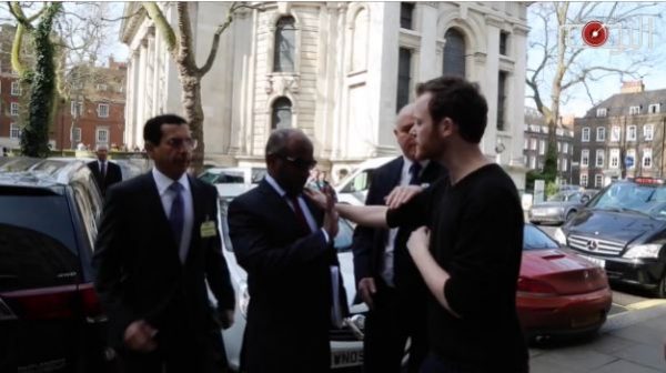 العسيري يفلت من قبضة العدالة بعد رشقه بالبيض الفاسد