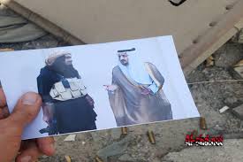ما حقيقة الصورة التي تجمع بين مسؤول سعودي وإرهابي داعشي؟