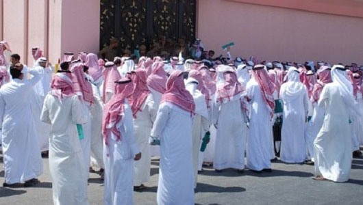 دعوات العاطلين عن العمل بالسعودية ترتفع.. لافتات خضراء بحثا عن الوظيفة