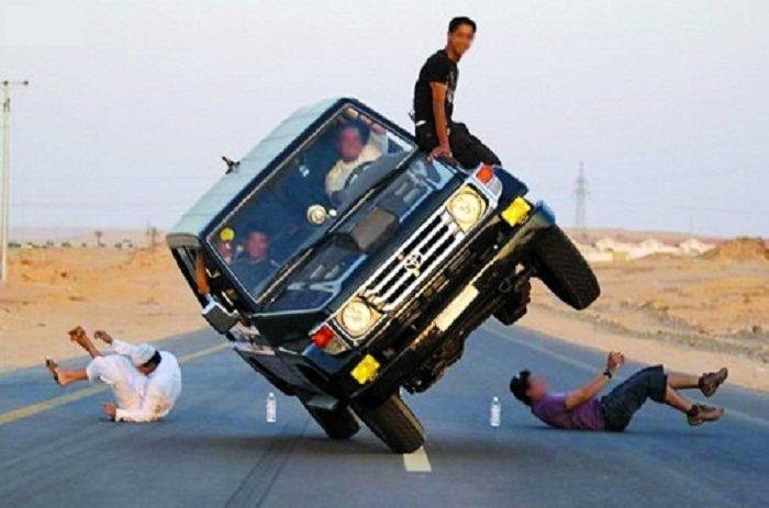 كاتبة : الأطفال والمتهورون يقودون السيارات والمرأة محظورة!