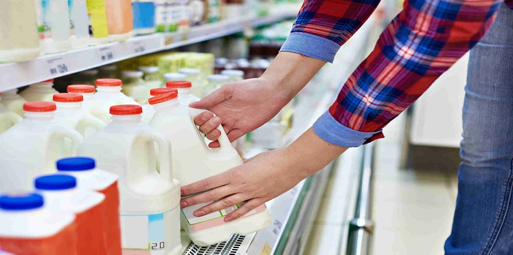 بعد إيقاف الحكومة السعودية الدعم.. ارتفاع الرسوم على “الألبان” 4 أضعاف