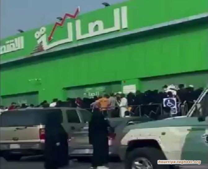 طوابير من السيارات أمام محطة وقود في السعودية والسبب صادم / فيديو