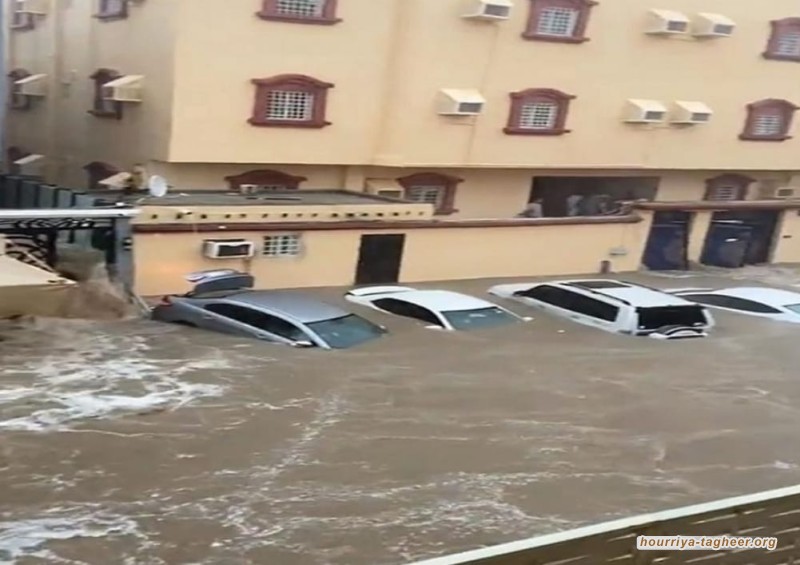 مغردون ينتقدون فشل المسؤولين.. سيول عارمة تضرب مكة وتجرف عشرات السيارات