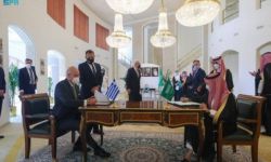 بريكنج ديفينس: السعودية توثق علاقاتها مع اليونان لمواجهة أنصار الله وتركيا