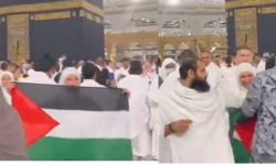 الأمن السعودي يعتقل معتمرة بسبب علم فلسطين