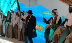 سعوديون يرقصون مع حاخام يهودي برقصة العرضة في الرياض