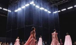 السلطات السعودية تضع مقدسات المسلمين تحت أفخاذ راقصاتها